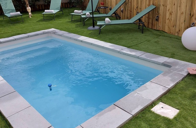 Peaceful house, 3 air-conditioned bedrooms upstairs, private pool, enclosed garden