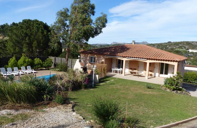Peaceful house with a large garden and pool near Perpignan