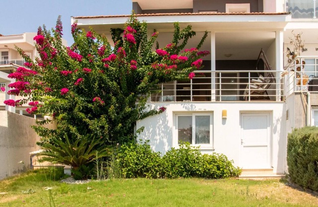 Peaceful House with Refreshing Terrace in Cesme