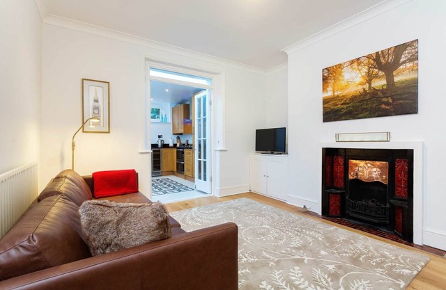 Peaceful in Wimbledon, by Veeve
