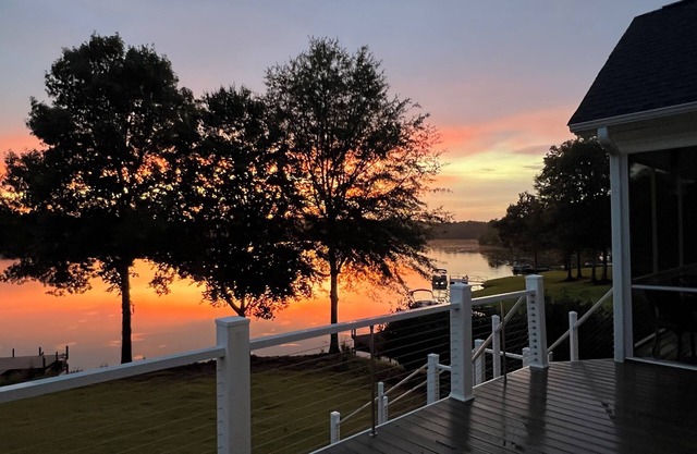 Peaceful Lake House with 2 Master Suites Only 15min from Fountain Inn or Laurens