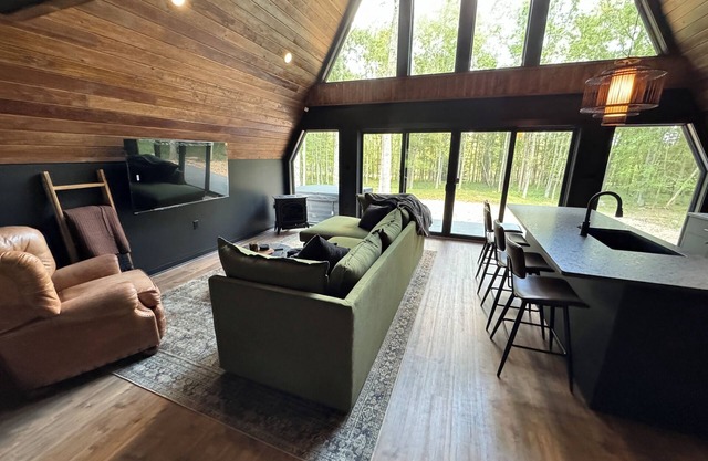 Peaceful moody Aframe ~10 min to hiking &Jim Thorpe. Hot tub, bbq & shuffleboard