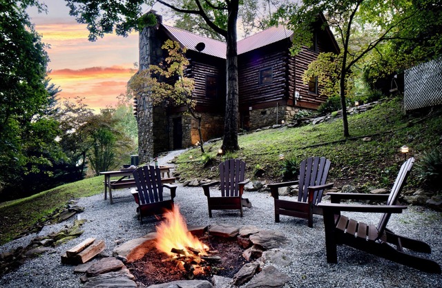 Peaceful Mountain Cabin! Amazing Views + Hot Tub + Fire Pit