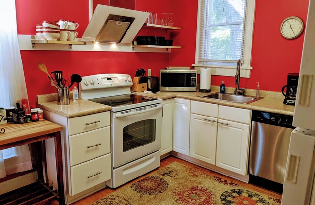 Peaceful Oasis, Walking Distance to Minneapolis Lakes