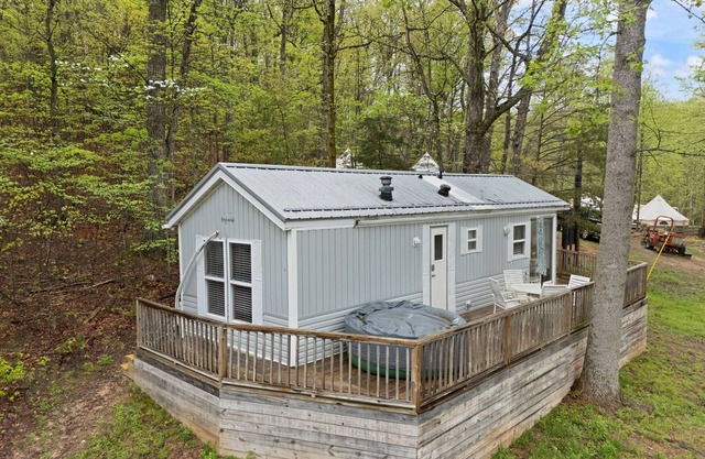 PEACEFUL PASTURE CABIN WITH OPEN VIEWS OF HORSE-FIELD AND HOT-TUB