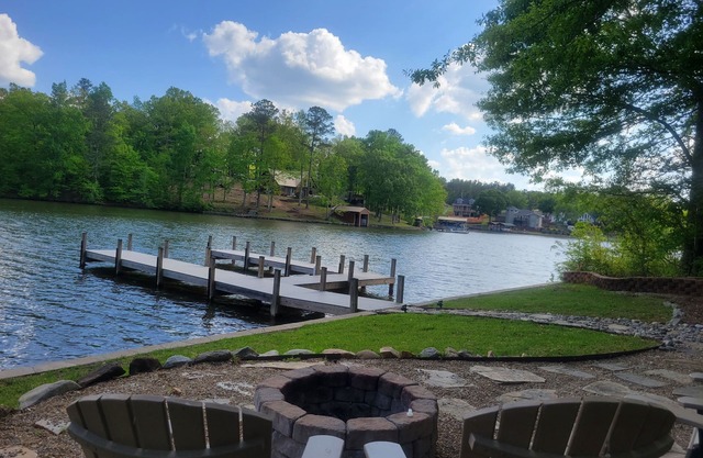 Peaceful Pet Friendly 3BR 2BA Cottage w/dock!