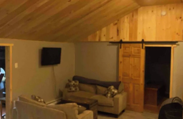 Peaceful place to stay. On lake in a rural area. Country living with amenitiesn