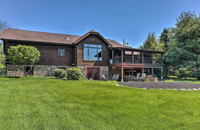 Peaceful Poconos Cabin < 1 Mi to Lake Henry!