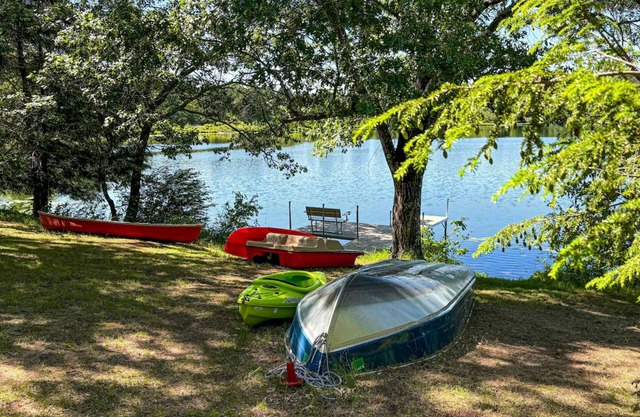 Peaceful Point- 3bed2bath Waterfront Lakehouse w/Private Pier and Boats!