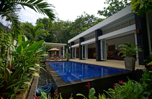 Peaceful private villa at the border of a national park