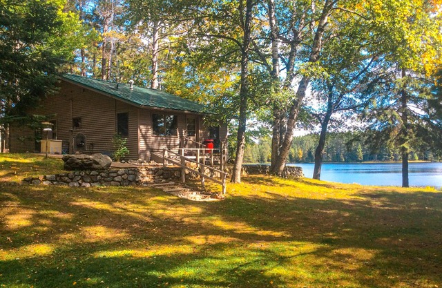 Peaceful, quiet lakefront dog-friendly cabin w/fishing dock, boats, campfire pit
