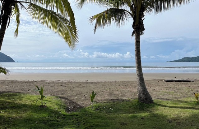 Peaceful Retreat in a Gated Community, walk to the beach! Golf Course on sight!