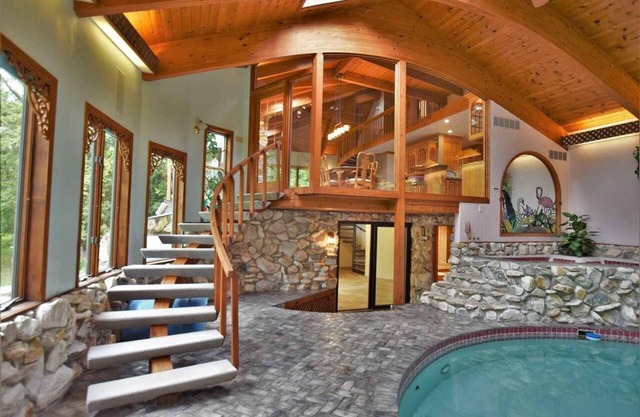 PEACEFUL RELAXING LUXURY VILLA IN-SIDE POOL & HOT TUB Krakow SHAWANO LAKE-12mi