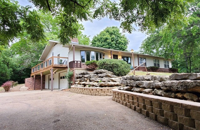 Peaceful retreat, just 10 minutes outside of town