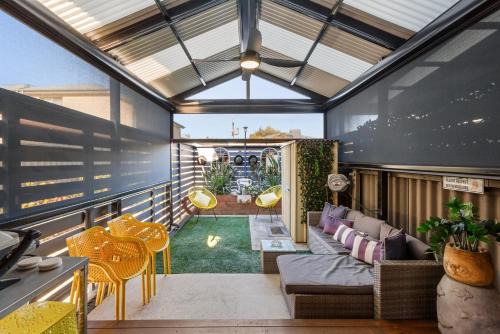 Peaceful Retreat Steps from Semaphore Beach