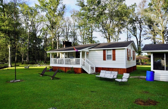 Peaceful River House in Branchville