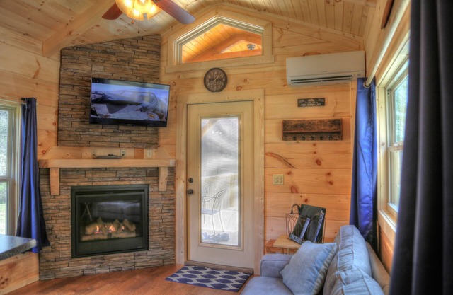 Peaceful & Romantic Log Cabin w/Hot Tub+Fireplace+Wi-Fi