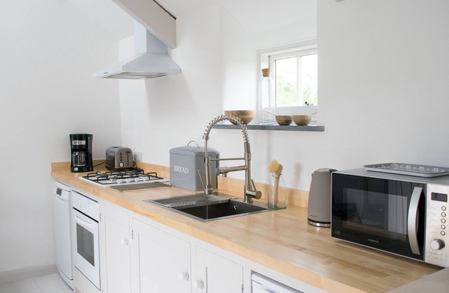 Peaceful rural retreat - w/Parking - close to Mousehole Beaches & Restaurants