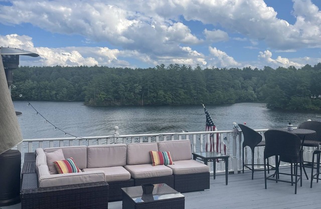 Peaceful Seasonal lake front cottage with view of Burden Lake