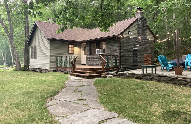 Peaceful Seasonal Wooded Nature Cottage close to everything