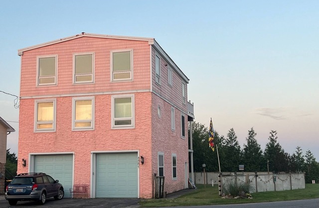 Peaceful South Bowers Beach Pink Firehouse near DE Turf with amazing views