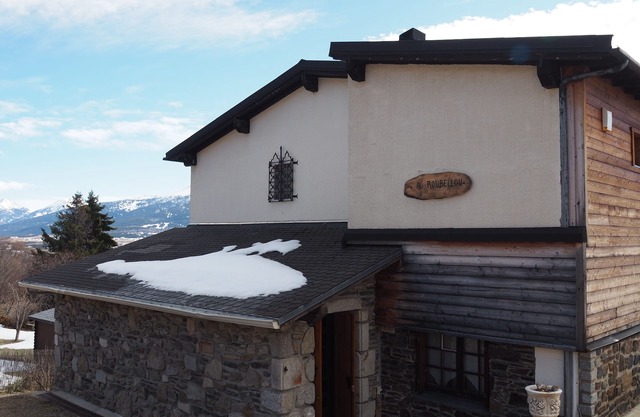 Peaceful stay in the heart of a mountain village, with views of the Pyrenees.