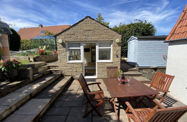 Peaceful studio, quirky and unique in a large garden. near beaches,golf courses.