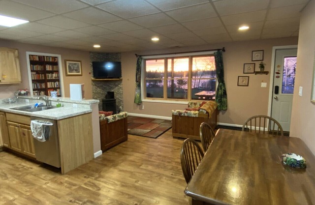 Peaceful Suite Lakefront Retreat