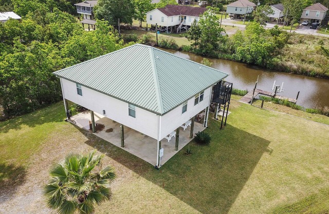Peaceful Waterfront Summer Escape! Sunshine, King Suite, Private Dock