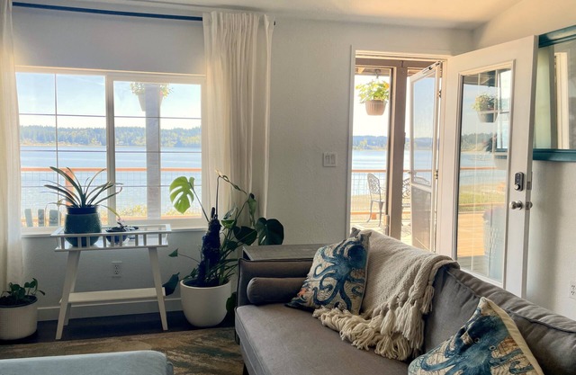 Peaceful waterfront 2-bed bungalow with huge deck, amazing views