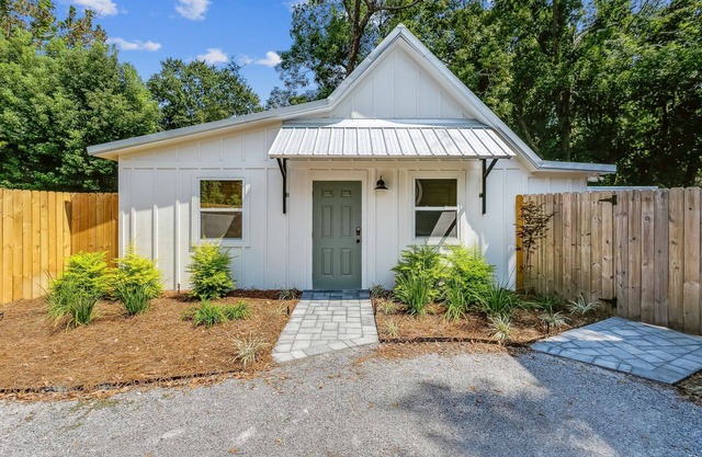 Peaches Place is a Beautiful New Guest House - Heart of East Hill - Fast WiFi - Private Back Yard