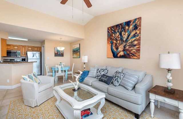 Peacock · Bright Beachy King Bed Condo · Half Mile to Beach