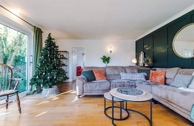Peak retreat, sleeps 12 - fun, fires & friends