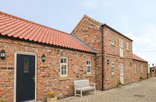 PEAR TREE COTTAGE, family friendly, with open fire in Dunnington