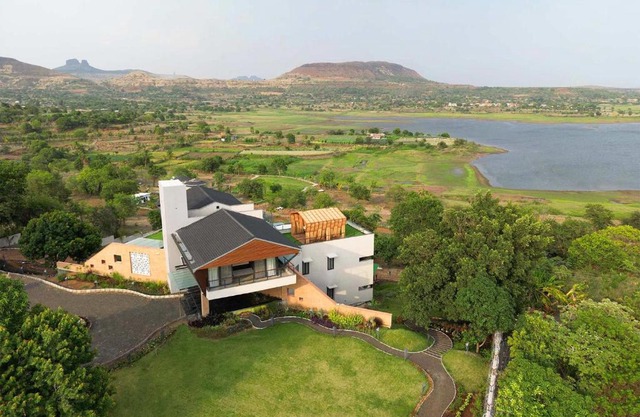 Pearl Lakeview Mansion by StayVista - Lakeside villa with Infinity pool, Jacuzzi, In-house theatre & Games room