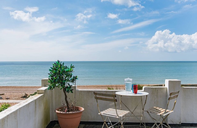 Pebbles by Bloom Stays - sleeps 2 with the most amazing sea views!