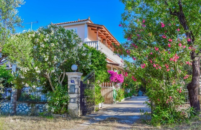 Pefkouli Farm House - 2bedroom apartment on 1st floor.