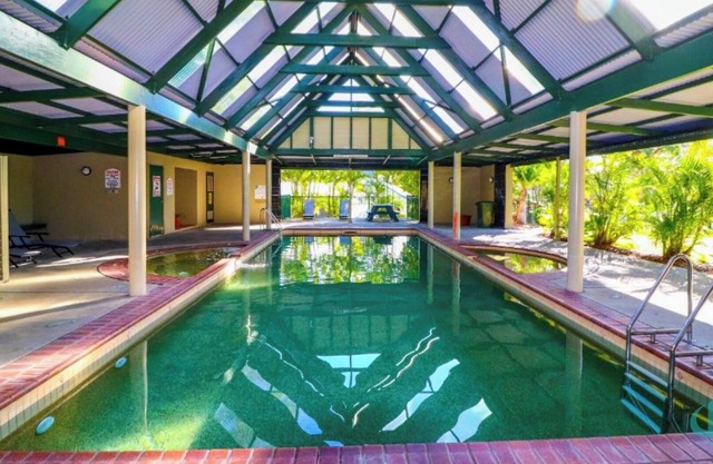 Pelican Escape -Spacious, relaxing waterfront home