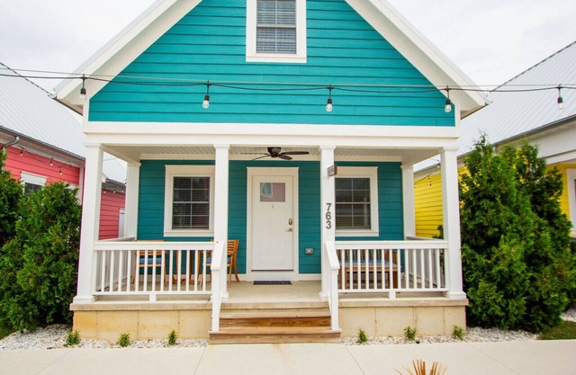 Pelican's Perch - 1 Bed/2 Loft Lakeside Cottage!