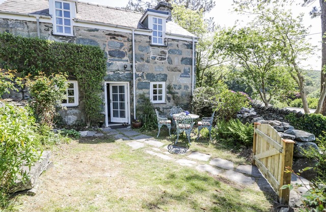 PEN Y BRYN BACH, pet friendly, country holiday cottage in Harlech