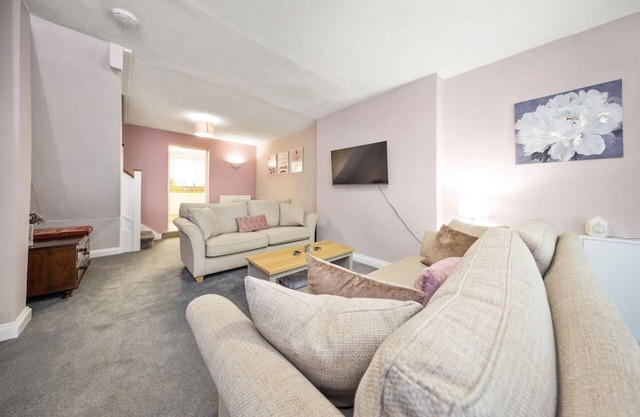 Pendicke Place Cottage | 2 bed house sleeps 4 | Southam Centre | Inspire Homes