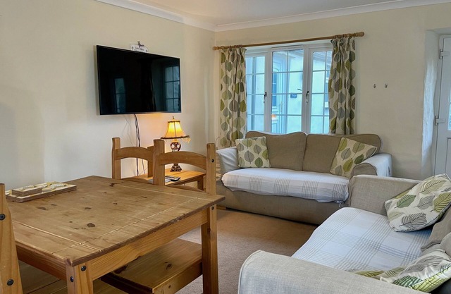 Pendragon Cottage Llamrai Lounge/Diner Sleeps 4