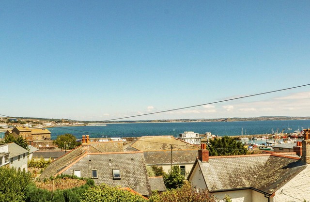 PENGULLYN, pet friendly, country holiday cottage in Newlyn
