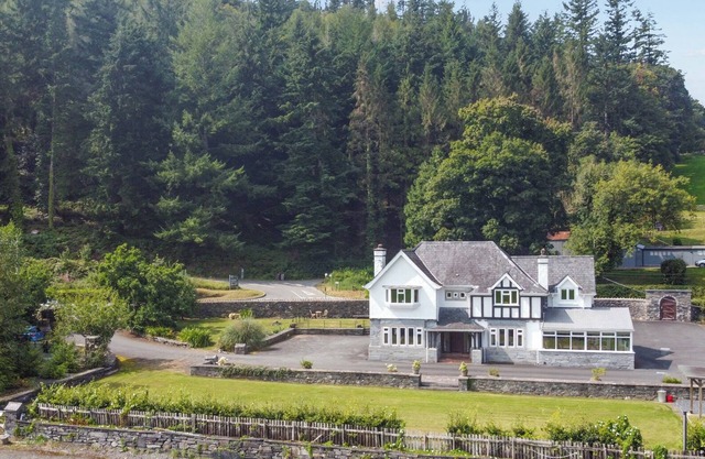 PENGWERN, pet friendly, with hot tub in Llanrwst