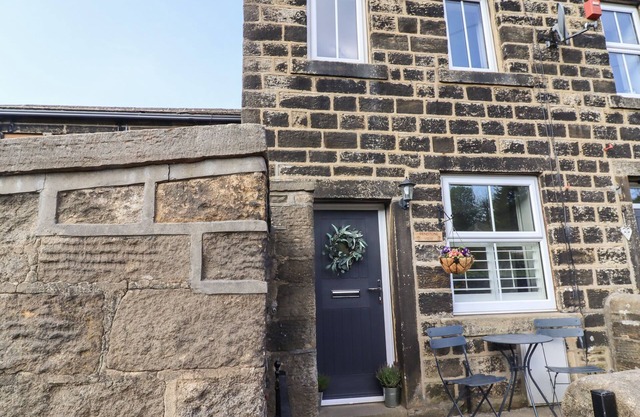PENISTONE VIEW, pet friendly, character holiday cottage in Oxenhope