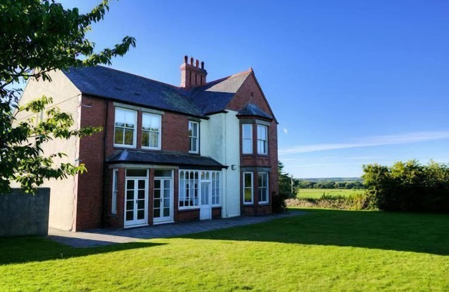 Penrhyn Halen - a dog that sleeps 14 guests in 7 bedrooms