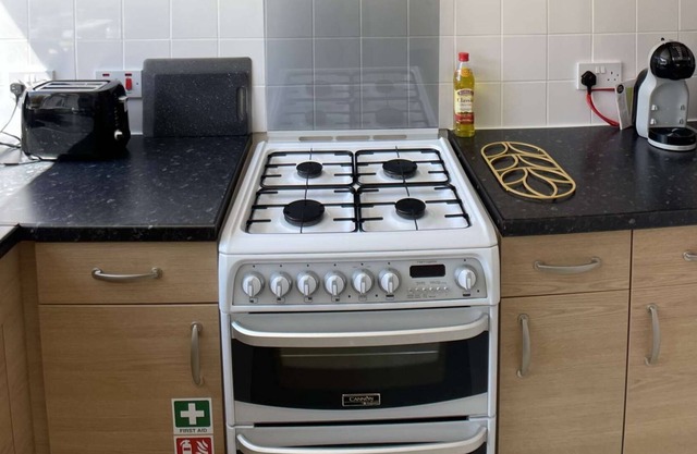 Penrose Serviced House - 5 Bedrooms, Free Parking, WIFI & Netflix