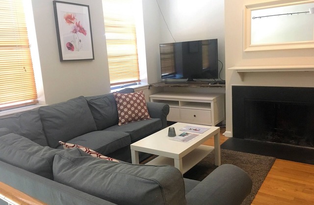 Penthouse Condominium in Mount Vernon w/Fireplace, Paid Parking & Free Wifi