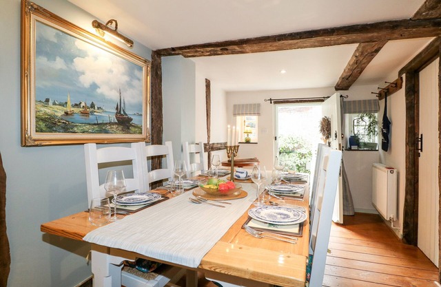 PEPPERMINT COTTAGE, pet friendly, with open fire in Petworth