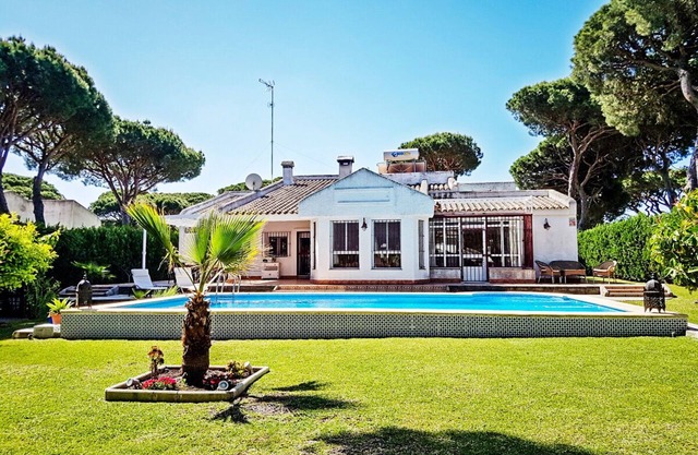 Perfect beach house with large garden and swimming pool for max. 12 pers. WIFI